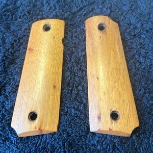 1911 full size wooden gun grips. Fits full size 1911 pistol.